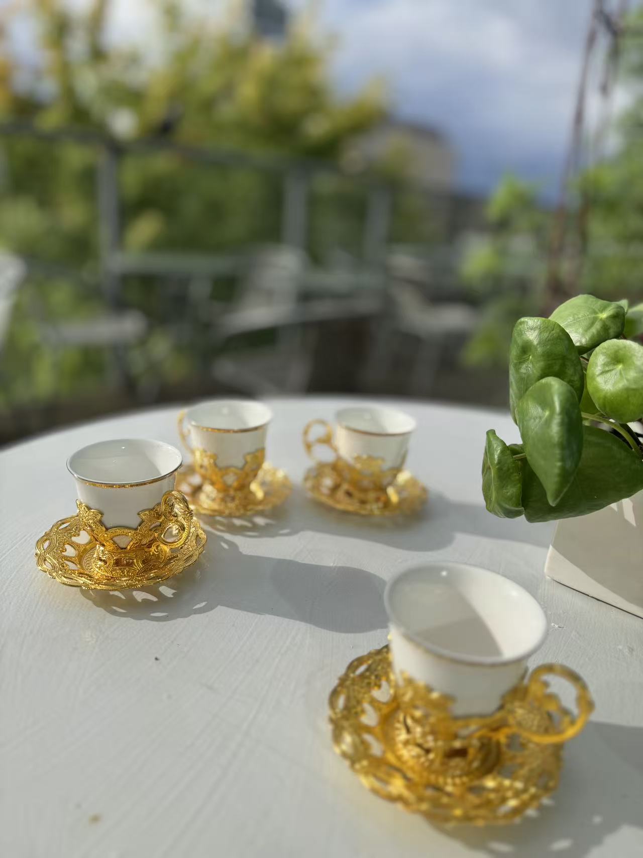 Luxury Arabic Style Tea Cup & Saucer Set – Ceramic Cup with Golden Metal Base