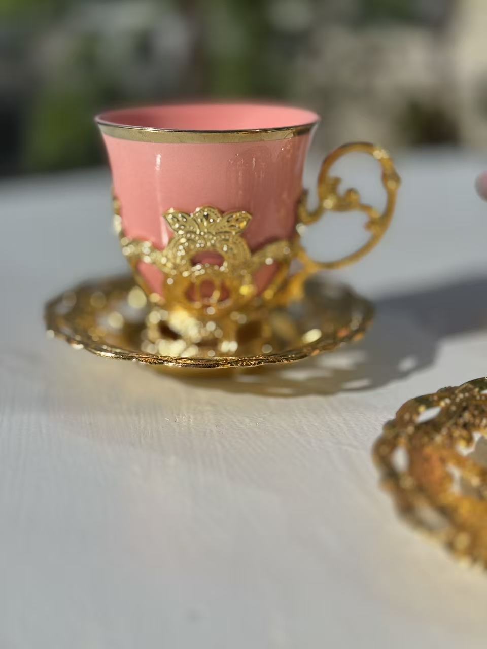 Luxury Arabic Style Tea Cup & Saucer Set – Ceramic Cup with Golden Metal Base