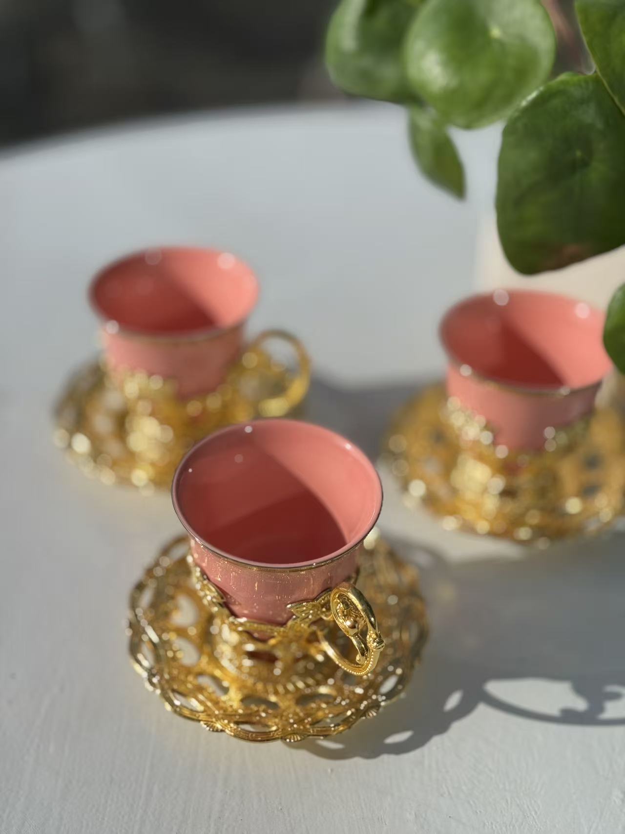 Luxury Arabic Style Tea Cup & Saucer Set – Ceramic Cup with Golden Metal Base